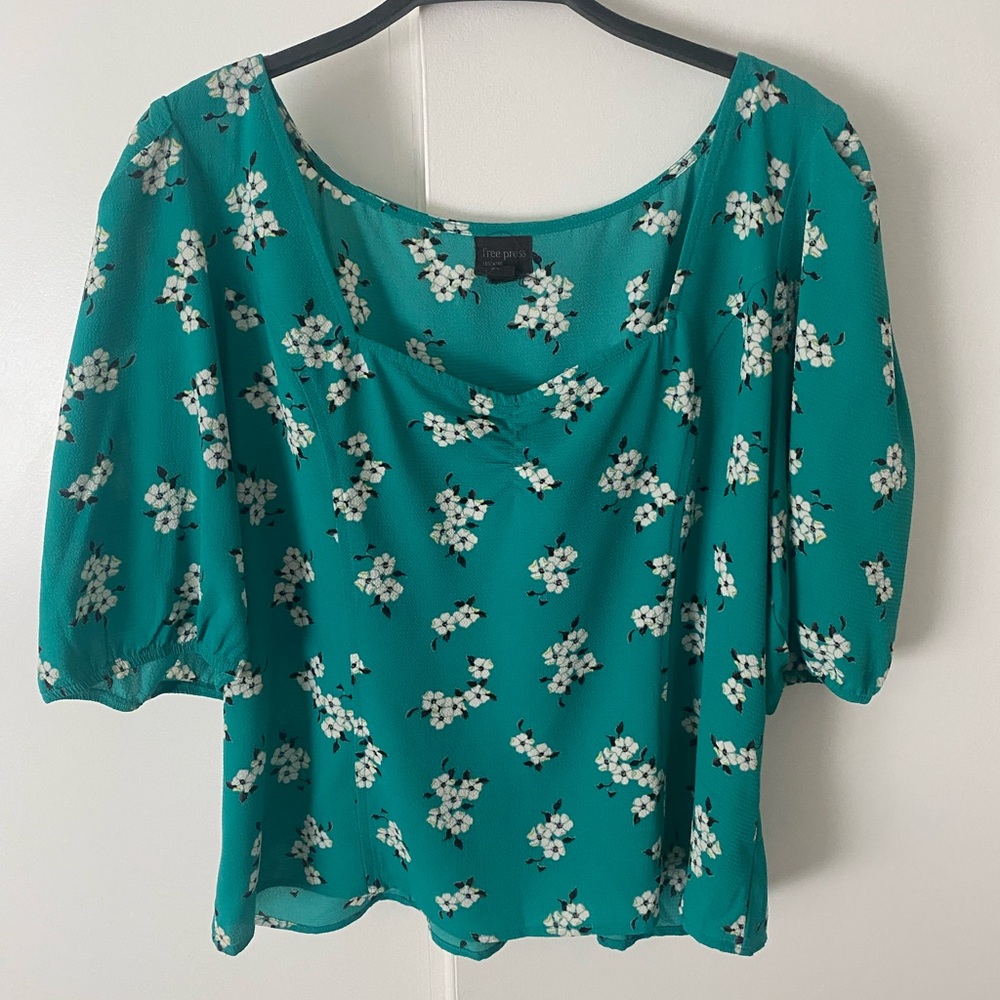 🛍️🛍️🛍️ Free Press Green Floral Top